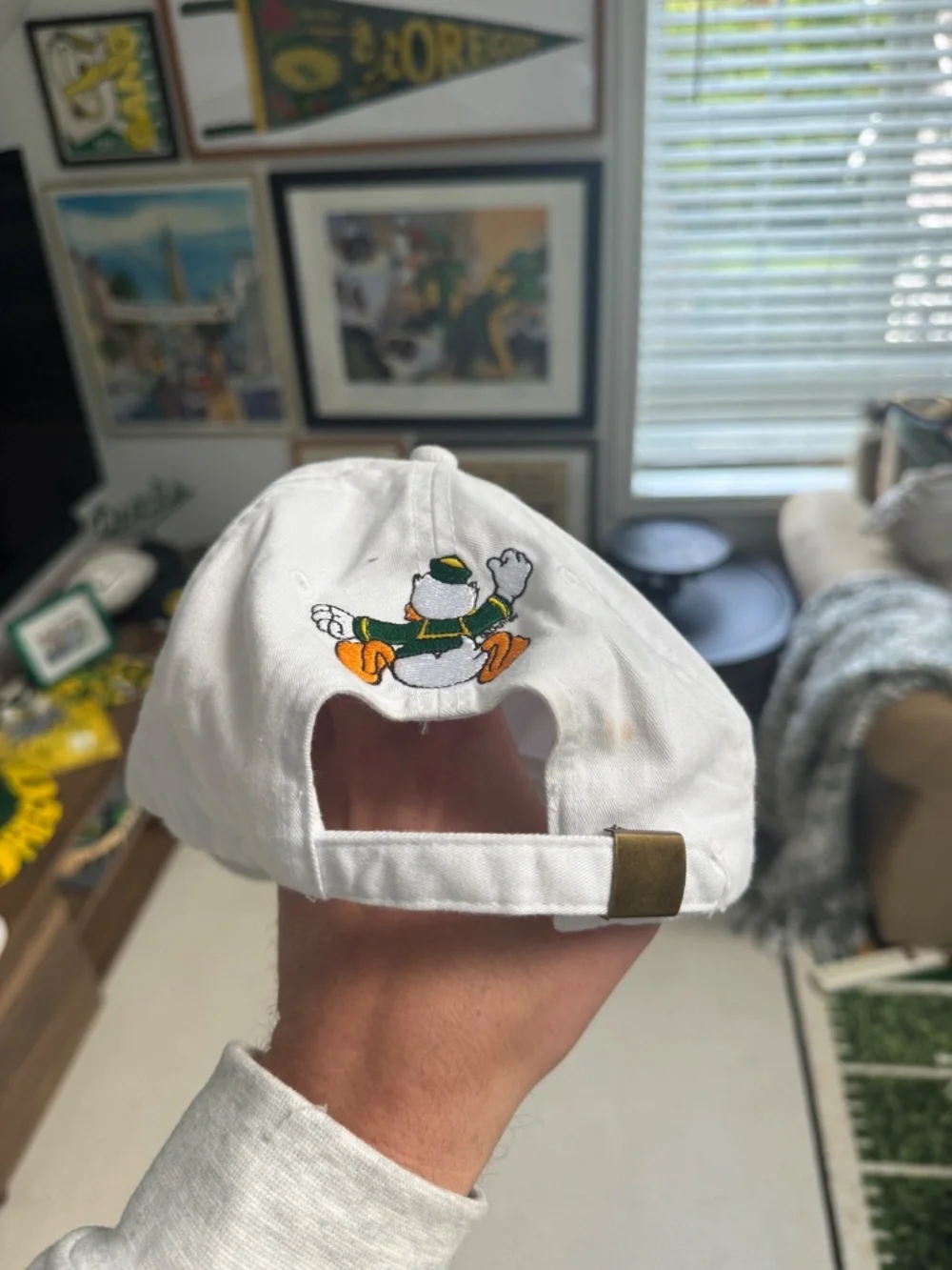 *VINTAGE & RARE* Oregon Ducks x Disney 'Donald Duck' Strapback in White